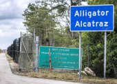 Entrada del centro de detención de inmigrantes "Alligator Alcatraz" en Ochopee, Florida (EE.UU.).