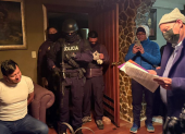 Momento en que el alcalde de Pujilí, José Arroyo, es detenido por la Policía en el marco de una investigación por presunto peculado.
