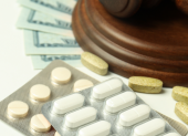 La Comisión Nacional Anticorrupción entregó denuncias sobre compras irregulares de medicinas.
