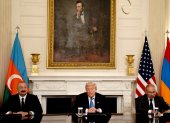 El presidente de Azerbaiyán, Ilham Aliyev; el presidente de Estados Unidos, Donald Trump, y el primer ministro de Armenia, Nikol Pashinyan, reunidos en la Casa Blanca.