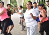 Instructores adaptan rutinas con pasos sencillos y opciones para distintos niveles, logrando que Zumba se convierta en una actividad accesible y divertida