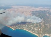 Situación. Las autoridades han activado planes de contingencia para tratar de controlar el fuego. Desde el cielo se observa la gravedad del incendio.