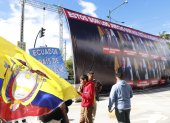 Los rostros de los jueces de la Corte Constitucional son expuestos en una valla durante la marcha convocada por el presidente Daniel Noboa.