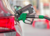 Daniel Noboa modifica el esquema para fijar el precio de la gasolina Extra y Ecopaís en Ecuador.