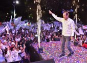 El candidato Jorge "Tuto" Quiroga, habla en el cierre de su campaña electoral este lunes, en Cochabamba (Bolivia).