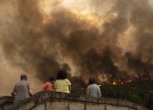 Vista del incendio forestal que permanece activo este martes 12 de agosto de 2025, en Monterrei (Ourense).