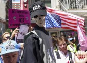 La gente participa en una protesta contra el aumento de las detenciones de inmigrantes afuera de centro de procesamiento de Inmigración en Nueva York, EE. UU.