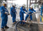 Personal trabajando en la Refinería Esmeraldas.