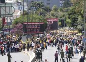 Quito amaneció con dos pancartas en la avenida Patria. En ellos se acusaba a los jueces constitucionales de robar la paz.