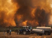 Varios vecinos observan el incendio forestal en Alvite, Moimenta da Beira, Viseu, Portugal.