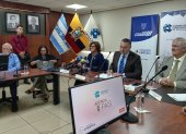 La ministra de Trabajo Ivonne Núñez junto al presidente de la Cámara de Construcción Guayaquil Otton Lara.