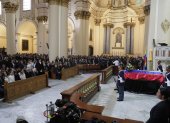 El batallón Guardia Presidencial vigilan el féretro del fallecido precandidato presidencial Miguel Uribe Turbay en la catedral Primada en Bogotá (Colombia).