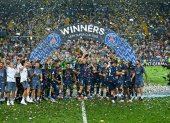 Jugadores de PSG celebraron y levantaron el trofeo de la Supercopa de Europa, el quinto título ganado en 2025.