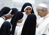 El Papa León XIV saluda a las monjas durante la Audiencia General semanal en la Sala Pablo VI, Ciudad del Vaticano, 13 de agosto de 2025.