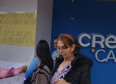 Afectados de la Cooperativa CREA realizan plantones fuera de las instalaciones de la institución financiera.