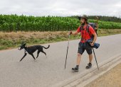 Adrián y su perrita Laika llegan a Santiago tras veinte días caminando.