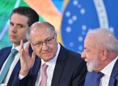 El vicepresidente Geraldo Alckmin (i), y el presidente de Brasil, Luiz Inácio Lula da Silva, durante la firma del paquete de ayudas a los exportadores afectados por los aranceles de Estados Unidos impuestos a Brasil este miércoles, en el Palacio del Planalto en Brasilia (Brasil). "Ya hablé con la India, con China, con Sudáfrica, y voy a hablar con Francia, con Alemania y con todo el mundo" a fin de promocionar le oferta exterior de Brasil, dijo Lula en una ceremonia en la que el Gobierno anunció un paquete de ayuda a los exportadores afectados por los aranceles del 50 %. EFE/ Andre Borges