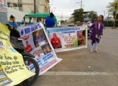 Familiares de Manuel Cedeño, uno de los obreros desaparecidos, realizaron un marcha en Valencia, Los Ríos, para exigir respuestas a las autoridades.