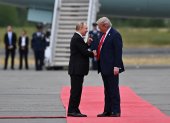 El presidente Donald Trump saluda a Vladimir Putin, en la pista de la Base Conjunta Elmendorf-Richardson en Anchorage, Alaska, el 15 de agosto de 2025.