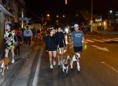 Moradores salen con sus perros a "patrullar" el barrio.
