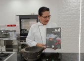 Chef. El chef Gerardo León sostiene el libro premiado “Ají – Salsas Picantes”, orgullo de la gastronomía ecuatoriana.