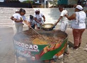 Platillo. Cocineras locales se unieron para preparar el plato.