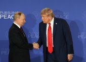 Trump y Putin e saludan al finalizar una declaración conjunta este viernes, en Anchorage