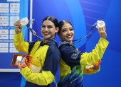 Fabiana Vélez y Jennifer García con la medalla de plata, la primera de Ecuador en esta disciplina.