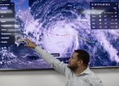 El predictor de la Oficina Nacional de Meteorología, Wagner Rivera, señala una pantalla este sábado, en Santo Domingo (República Dominicana). El huracán Erin se intensificó rápidamente hasta convertirse en un "catastrófico" categoría 5, la máxima en la escala Saffir-Simpson, con vientos máximos sostenidos cercanos a los 260 kilómetros por hora mientras avanza por el Atlántico, informó el Centro Nacional de Huracanes (NHC, en inglés) de EE.UU. EFE/ Orlando Barría