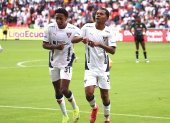 De la Cruz y Bryan Ramírez en el festejo del empate de Liga de Quito.