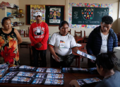Jurados cuentan votos al cierre de la jornada de elecciones generales de Bolivia este domingo, en el municipio de Villa Tunari (Bolivia).