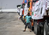 Camiones cargados con ayuda con destino a Gaza esperan en el lado egipcio del cruce fronterizo entre Egipto y la Franja de Gaza, en Rafah, Gobernación de Sinaí del Norte, Egipto.