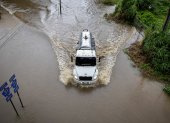 Un camión avanza por una carretera inundada mientras el huracán Erin de categoría 3 abandona la región en Puerto Rico, el 16 de agosto de 2025.