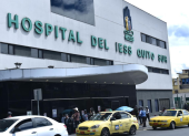 En el Hospital del IESS Quito Sur, que se inauguró en diciembre del 2017, decenas de ciudadanos esperan para ingresar.