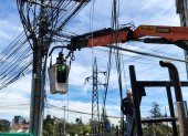 Este 19 de agosto se retiraron los cables aéreos en la av. República y Eloy Alfaro, en el norte de Quito.