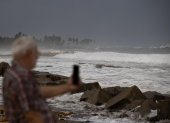 Una persona toma una fotografía al mar en Nagua (República Dominicana).
