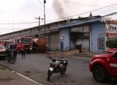 Bomberos combaten el incendio en una bodega de cables en la vía a Daule, Guayaquil.