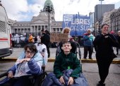Personas con discapacidad participan en una manifestación contra el veto del presidente de Argentina, Javier Milei, a la ley de discapacidad (Argentina).