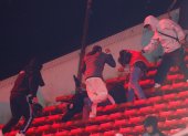 AMDEP1466. AVELLANEDA (ARGENTINA), 20/08/2025.- Hinchas se enfrentan en una tribuna este miércoles, en un partido de los octavos de final de la Copa Sudamericana entre Independiente y Universidad de Chile en el estadio Libertadores de América en Avellaneda (Argentina). EFE/ Juan Ignacio Roncoroni
