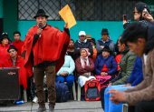 El exlíder indígena y excandidato presidencial Leonidas Iza habla en una audiencia indígena este jueves, en Tocazo (Ecuador).