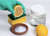 La mezcla de bicarbonato, vinagre y limón genera una reacción efervescente que limpia, desinfecta y aromatiza superficies del hogar.