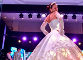 El evento incluyó desfiles de trajes de novia.