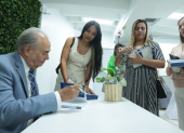 Luego de la presentación, Abelardo García Calderón procedió a la firma de ejemplares.