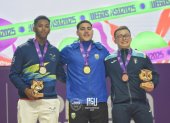 Vicente Braulio (i) se colgó una de las últimas medallas en las pesas.
