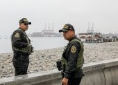 Agentes de policía de Perú vigilan la costa durante una alerta de tsunami en La Punta, provincia del Callao, Perú, el 30 de julio de 2025.