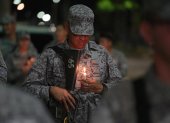 Un militar captado este domingo, 24 de agosto de 2025, al sostener una vela encendida, durante una "velatón" por la paz y la memoria,