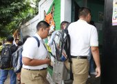 Estudiantes ingresan al Instituto Nacional Maestro Alberto Masferrer en San Salvador (El Salvador).