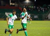 Bryan Angulo (d) celebra uno de sus goles con Liga de Portoviejo.