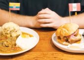 Ecuador defiende su sabor con el bolón: una delicia hecha de plátano verde, queso y chicharrón.