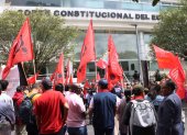 Colectivos sociales se concentraron en las afueras de la Corte Constitucional mientras se desarrollaba la audiencia.